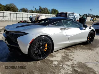 2023 McLaren Artura z VIN SBM16AEA4PW001953, wystawiony jako Copart lot #80270564 z przebiegiem 5956 mil mil oraz Nie do naprawy. Historia ofert i sprzedaży dostępna na DreamBid. Obrazek 3.