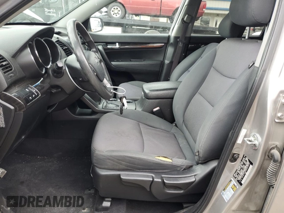 2013 Kia Sorento LX z VIN 5XYKT3A63DG400462, wystawiony jako Copart lot #57388925 z przebiegiem 304 354 mil mil oraz Szkoda całkowita • Salvage title. Historia ofert i sprzedaży dostępna na DreamBid. Obrazek 7.
