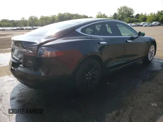 2018 Tesla Model S 75D with VIN 5YJSA1E22JF291142, listed as a Copart auction lot 65682055 with 126,212 mi miles and Salvage title. Bid and sale history available at DreamBid. Image 3.