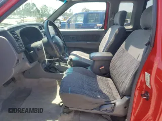 2000 Nissan Frontier XE z VIN 1N6ED26Y7YC392971, wystawiony jako Copart lot #61301035 z przebiegiem 182 149 mil mil oraz Czysty tytuł • Clean title. Historia ofert i sprzedaży dostępna na DreamBid. Obrazek 7.