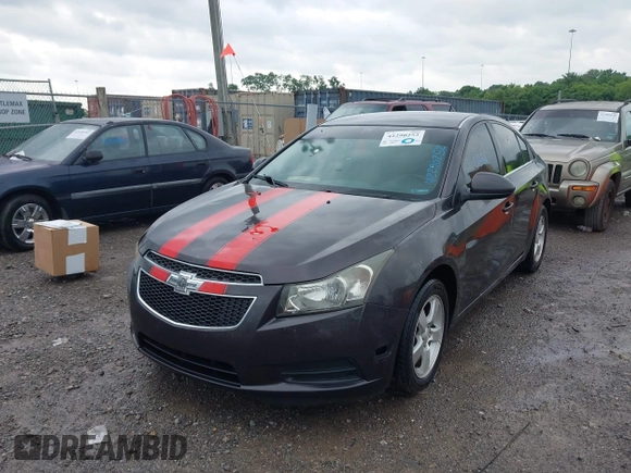 2014 Chevrolet Cruze 1LT z VIN 1G1PC5SBXE7336621, wystawiony jako IAAI lot #42290252 z przebiegiem 184 453 mil mil oraz . Historia ofert i sprzedaży dostępna na DreamBid. Obrazek 13.