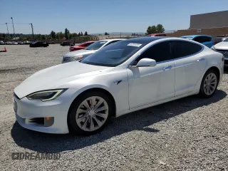 2017 Tesla Model S 100D z VIN 5YJSA1E28HF203141, wystawiony jako Copart lot #56306495 z przebiegiem 101 039 mil mil oraz Szkoda całkowita • Salvage title. Historia ofert i sprzedaży dostępna na DreamBid. Obrazek 1.