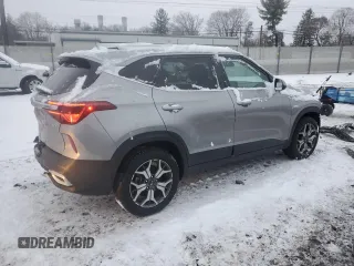 2021 Kia Seltos EX z VIN KNDERCAA3M7168779, wystawiony jako Copart lot #86548834 z przebiegiem 30 676 mil mil oraz Szkody całkowita. Historia ofert i sprzedaży dostępna na DreamBid. Obrazek 3.