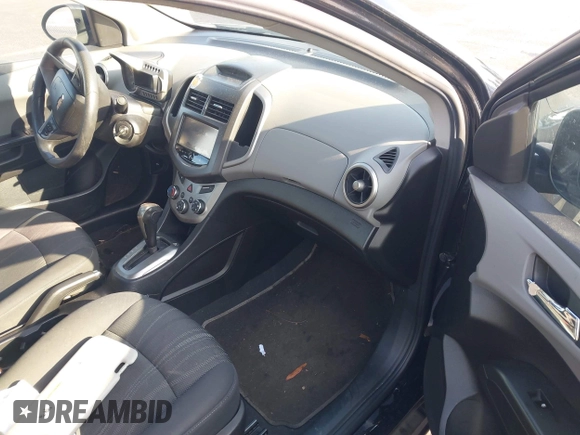 2016 Chevrolet Sonic LT z VIN 1G1JC5SH0G4108237, wystawiony jako IAAI lot #42413352 z przebiegiem 196 185 mil mil oraz . Historia ofert i sprzedaży dostępna na DreamBid. Obrazek 5.