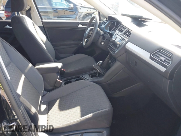2018 Volkswagen Tiguan S with VIN 3VV1B7AX1JM091928, listed as a IAAI auction lot 42283454 with 53,650 mi miles and . Bid and sale history available at DreamBid. Image 5.