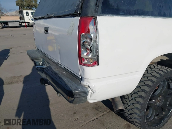 1997 GMC Yukon with VIN 1GKEK13R9VJ741768, listed as a IAAI auction lot 41692027 with 200,681 mi miles. Bid and sale history available at carsss.com. Image 6.
