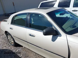 2003 Lincoln Town Car Cartier z VIN 1LNHM83W03Y643441, wystawiony jako IAAI lot #41626585 z przebiegiem 130 785 mil mil oraz . Historia ofert i sprzedaży dostępna na DreamBid. Obrazek 13.