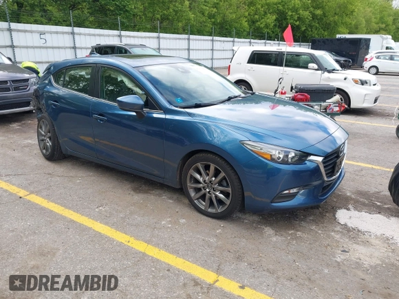 2018 Mazda 3 Touring z VIN 3MZBN1L38JM235604, wystawiony jako IAAI lot #42333995 z przebiegiem 69 541 mil mil oraz . Historia ofert i sprzedaży dostępna na DreamBid. Obrazek 1.
