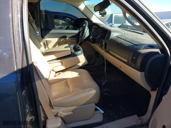 2011 Chevrolet Silverado 1500 LT with VIN 1GCRCSE03BZ227555, listed as a IAAI auction lot 41410334 with 163,633 mi miles. Bid and sale history available at carsss.com. Image 5.