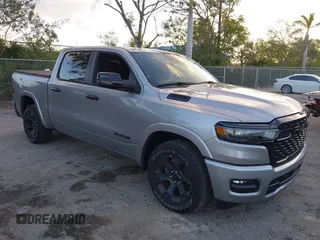 2025 Ram 1500 Big Horn z VIN 1C6RREFG9SN527515, wystawiony jako IAAI lot #41952115 z przebiegiem 8 009 mil mil oraz . Historia ofert i sprzedaży dostępna na DreamBid. Obrazek 1.