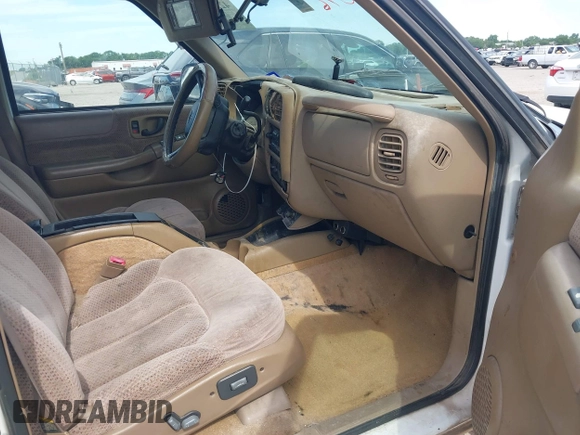 1999 Chevrolet Blazer Trailblazer z VIN 1GNDT13W4X2208791, wystawiony jako IAAI lot #42281876 z przebiegiem 261 605 mil mil oraz . Historia ofert i sprzedaży dostępna na DreamBid. Obrazek 5.