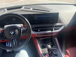 2023 BMW XM z VIN 5YM23CS05P9S15319, wystawiony jako Copart lot #44236315 z przebiegiem 14 919 mil mil oraz Czysty tytuł • Clean title. Historia ofert i sprzedaży dostępna na DreamBid. Obrazek 9.