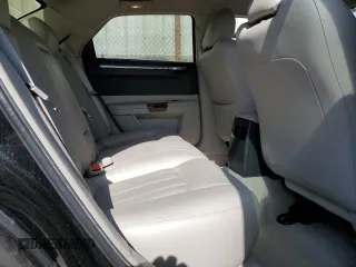 2005 Chrysler 300 C z VIN 2C3JA63H55H520689, wystawiony jako Copart lot #58623655 z przebiegiem 92 513 mil mil oraz Czysty tytuł • Clean title. Historia ofert i sprzedaży dostępna na DreamBid. Obrazek 10.