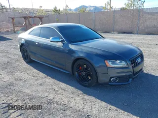 2010 Audi S5 Premium Plus z VIN WAUCVAFR7AA054009, wystawiony jako IAAI lot #41560246 z przebiegiem 97 420 mil mil oraz . Historia ofert i sprzedaży dostępna na DreamBid. Obrazek 1.