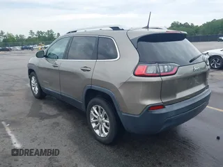 2019 Jeep Cherokee Latitude z VIN 1C4PJLCB2KD120503, wystawiony jako IAAI lot #42206232 z przebiegiem 115 714 mil mil oraz . Historia ofert i sprzedaży dostępna na DreamBid. Obrazek 3.