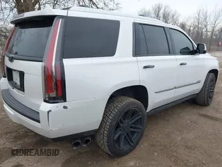 2017 Cadillac Escalade Platinum z VIN 1GYS4DKJ3HR232135, wystawiony jako IAAI lot #42107632 z przebiegiem 107 833 mil mil oraz . Historia ofert i sprzedaży dostępna na DreamBid. Obrazek 4.