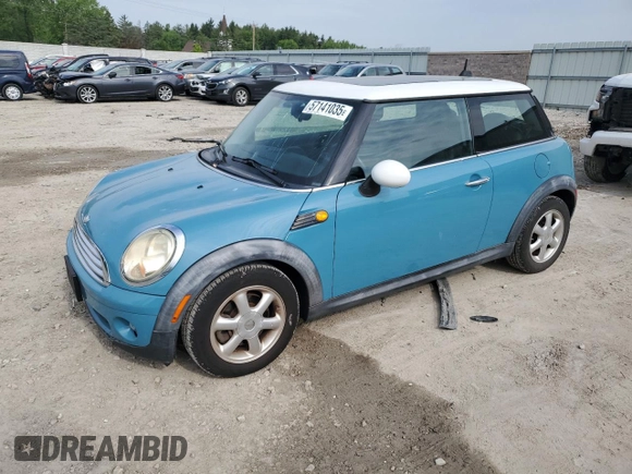 2010 MINI Hardtop z VIN WMWMF3C55ATZ21524, wystawiony jako Copart lot #57141035 z przebiegiem 155 043 mil mil oraz Nie do naprawy • Non repairable. Historia ofert i sprzedaży dostępna na DreamBid. Obrazek 1.