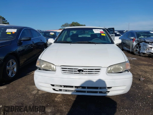 1999 Toyota Camry LE z VIN 4T1BF28K5XU930080, wystawiony jako IAAI lot #41986577 z przebiegiem 145 224 mil mil oraz . Historia ofert i sprzedaży dostępna na DreamBid. Obrazek 12.