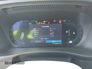 2025 Volvo XC40 Plus Dark Theme с VIN YV4L12UC2S2451557, выставлен на аукционе IAAI как лот 42136456 с пробегом 3 796 миль миль и . История ставок и продаж доступна на DreamBid. Изображение 7.