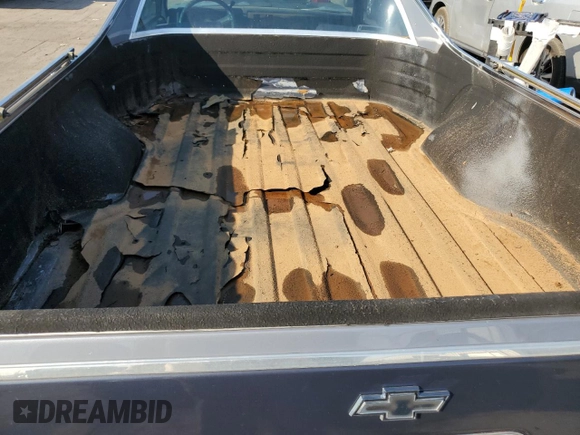1984 Chevrolet El Camino z VIN 1GCCW80H1ER215342, wystawiony jako Copart lot #83956964 z przebiegiem 14 096 mil mil oraz Szkoda całkowita • Salvage title. Historia ofert i sprzedaży dostępna na DreamBid. Obrazek 10.
