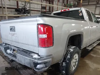2018 GMC Sierra 1500 SLE z VIN 1GTV2MEH8JZ357073, wystawiony jako IAAI lot #41642234 z przebiegiem 105 007 mil mil oraz . Historia ofert i sprzedaży dostępna na DreamBid. Obrazek 4.