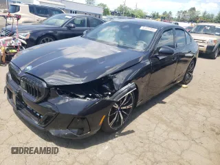 2025 BMW 5 Series z VIN WBA13FK02SCT55164, wystawiony jako Copart lot #61831855 z przebiegiem Nie podano mil oraz Szkoda całkowita • Salvage title. Historia ofert i sprzedaży dostępna na DreamBid. Obrazek 1.