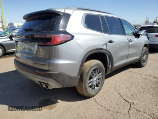 2025 GMC Acadia FWD Elevation z VIN 1GKENKRS1SJ139109, wystawiony jako Copart lot #48732115 z przebiegiem 5 889 mil mil oraz Czysty tytuł • Clean title. Historia ofert i sprzedaży dostępna na DreamBid. Obrazek 3.