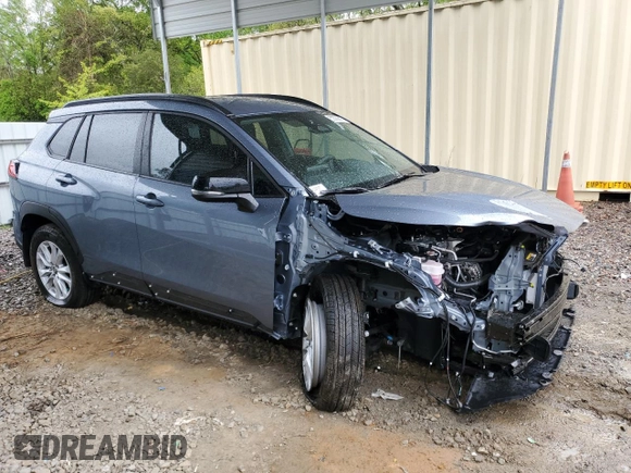 2025 Toyota Corolla Cross LE z VIN 7MUCAAAG6SV124727, wystawiony jako Copart lot #52089315 z przebiegiem 3 565 mil mil oraz Szkoda całkowita • Salvage title. Historia ofert i sprzedaży dostępna na DreamBid. Obrazek 4.