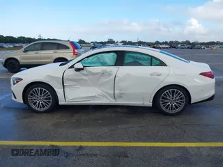 2025 Mercedes-Benz CLA 250 z VIN W1K5J4GBXSN516282, wystawiony jako IAAI lot #41092559 z przebiegiem 7917 mil mil oraz . Historia ofert i sprzedaży dostępna na DreamBid. Obrazek 14.