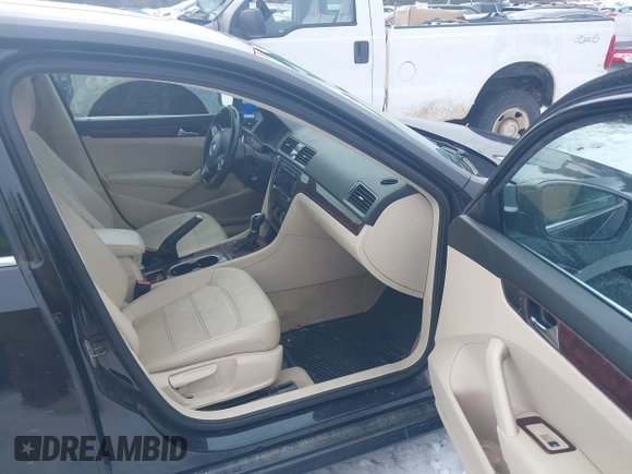 2013 Volkswagen Passat SE z VIN 1VWBP7A39DC047714, wystawiony jako IAAI lot #41577301 z przebiegiem 162 164 mil mil oraz . Historia ofert i sprzedaży dostępna na DreamBid. Obrazek 5.