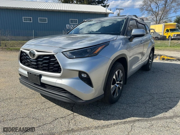 2022 Toyota Highlander XLE with VIN 5TDHZRBH2NS163799, listed as a Copart auction lot 54420685 with 192,047 mi miles and Clean Title. Bid and sale history available at carsss.com. Image 2.
