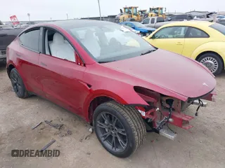 2025 Tesla Model Y Long Range with VIN 7SAYGDEE9SA352069, listed as a IAAI auction lot 41516571 with 1,618 mi miles and . Bid and sale history available at carsss.com. Image 1.