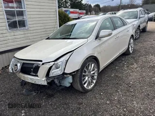2013 Cadillac XTS Platinum z VIN 2G61V5S33D9173441, wystawiony jako IAAI lot #41902672 z przebiegiem 103 044 mil mil oraz . Historia ofert i sprzedaży dostępna na DreamBid. Obrazek 2.