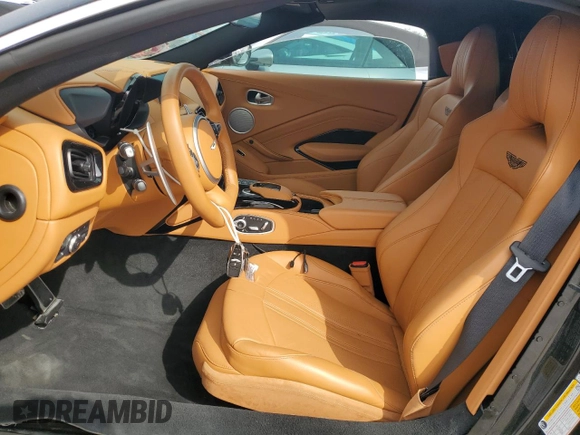 2023 Aston Martin Vantage z VIN SCFSMGBW9PGP08760, wystawiony jako Copart lot #74983814 z przebiegiem 1916 mil mil oraz Nie do naprawy. Historia ofert i sprzedaży dostępna na DreamBid. Obrazek 7.