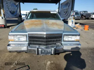 1990 Cadillac Brougham z VIN 1G6DW54Y6LR704123, wystawiony jako Copart lot #57709315 z przebiegiem 118 122 mil mil oraz Tytuł czysty. Historia ofert i sprzedaży dostępna na DreamBid. Obrazek 5.