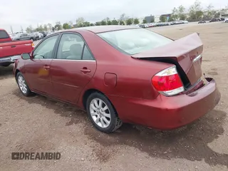 2005 Toyota Camry LE z VIN 4T1BE30K25U063254, wystawiony jako IAAI lot #41871499 z przebiegiem 197 337 mil mil oraz . Historia ofert i sprzedaży dostępna na DreamBid. Obrazek 3.