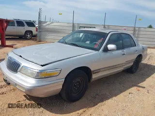 1996 Mercury Grand Marquis GS z VIN 2MELM74W7TX683568, wystawiony jako IAAI lot #42175816 z przebiegiem 56 126 mil mil oraz . Historia ofert i sprzedaży dostępna na DreamBid. Obrazek 2.