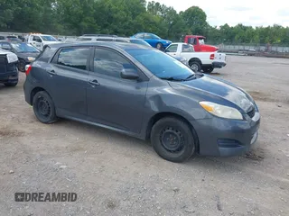 2009 Toyota Matrix S z VIN 2T1LE40E49C004136, wystawiony jako IAAI lot #42824966 z przebiegiem 225 109 mil mil oraz . Historia ofert i sprzedaży dostępna na DreamBid. Obrazek 1.