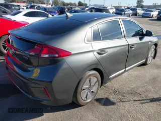 2022 Hyundai Ioniq SE z VIN KMHC75LCXNU271168, wystawiony jako IAAI lot #41073220 z przebiegiem 31 890 mil mil oraz . Historia ofert i sprzedaży dostępna na DreamBid. Obrazek 4.