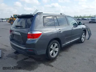 2011 Toyota Highlander Limited with VIN 5TDYK3EH8BS043420, listed as a IAAI auction lot 41936665 with 205,590 mi miles. Bid and sale history available at carsss.com. Image 4.