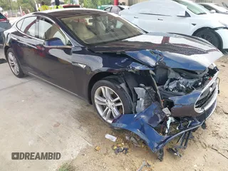 2014 Tesla Model S 60 z VIN 5YJSA1H16EFP32246, wystawiony jako IAAI lot #42611659 z przebiegiem 156 459 mil mil oraz . Historia ofert i sprzedaży dostępna na DreamBid. Obrazek 1.