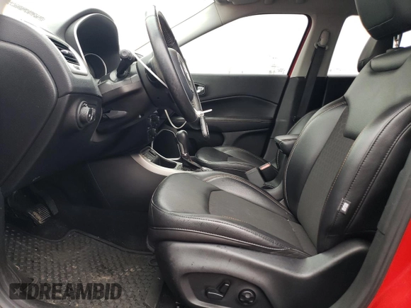 2019 Jeep Compass Latitude z VIN 3C4NJCBBXKT615468, wystawiony jako Copart lot #57355845 z przebiegiem 74 164 mil mil oraz Szkoda całkowita • Salvage title. Historia ofert i sprzedaży dostępna na DreamBid. Obrazek 7.