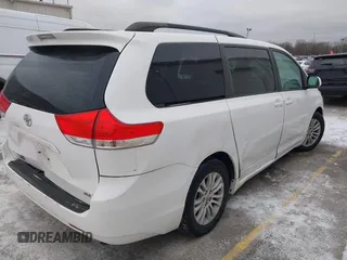 2014 Toyota Sienna XLE z VIN 5TDYK3DC6ES492167, wystawiony jako IAAI lot #41257193 z przebiegiem 216 046 mil mil oraz . Historia ofert i sprzedaży dostępna na DreamBid. Obrazek 4.