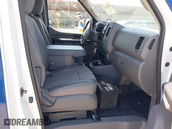 2018 Nissan NV Cargo SV z VIN 1N6AF0LYXJN809818, wystawiony jako IAAI lot #41882662 z przebiegiem 109 329 mil mil oraz . Historia ofert i sprzedaży dostępna na DreamBid. Obrazek 5.