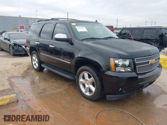 2014 Chevrolet Tahoe LTZ z VIN 1GNSCCE04ER141920, wystawiony jako IAAI lot #41484239 z przebiegiem 98 855 mil mil oraz . Historia ofert i sprzedaży dostępna na DreamBid. Obrazek 1.