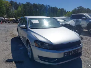 2013 Volkswagen Passat SE w/Sunroof & Nav with VIN 1VWBP7A37DC089122, listed as a IAAI auction lot 42050835 with 189,316 mi miles. Bid and sale history available at carsss.com. Image 1.
