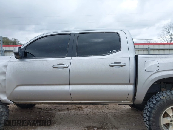 2017 Toyota Tacoma SR z VIN 5TFAX5GN0HX083950, wystawiony jako IAAI lot #41519388 z przebiegiem 130 211 mil mil oraz . Historia ofert i sprzedaży dostępna na DreamBid. Obrazek 15.