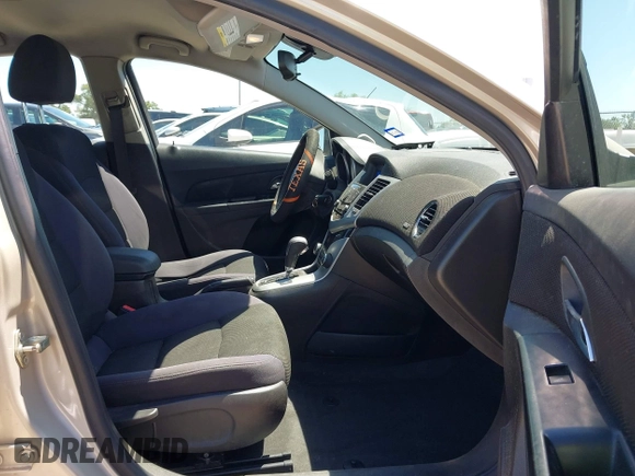 2014 Chevrolet Cruze 1LT z VIN 1G1PC5SB5E7221277, wystawiony jako IAAI lot #42095028 z przebiegiem 195 148 mil mil oraz . Historia ofert i sprzedaży dostępna na DreamBid. Obrazek 5.