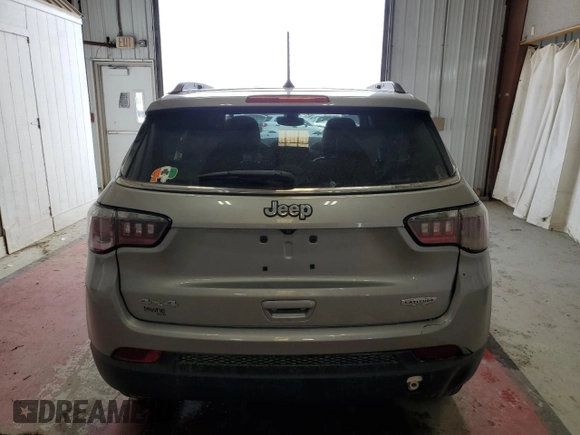 2018 Jeep Compass Latitude z VIN 3C4NJDBB3JT360814, wystawiony jako Copart lot #55018455 z przebiegiem 69 582 mil mil oraz Szkoda całkowita • Salvage title. Historia ofert i sprzedaży dostępna na DreamBid. Obrazek 6.