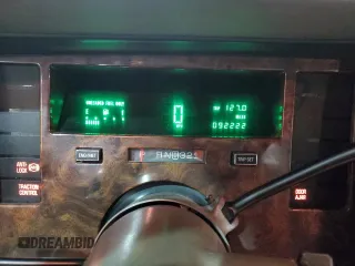1995 Cadillac Fleetwood z VIN 1G6DW52P5SR715543, wystawiony jako Copart lot #51841755 z przebiegiem 92 222 mil mil oraz Czysty tytuł • Clean title. Historia ofert i sprzedaży dostępna na DreamBid. Obrazek 9.